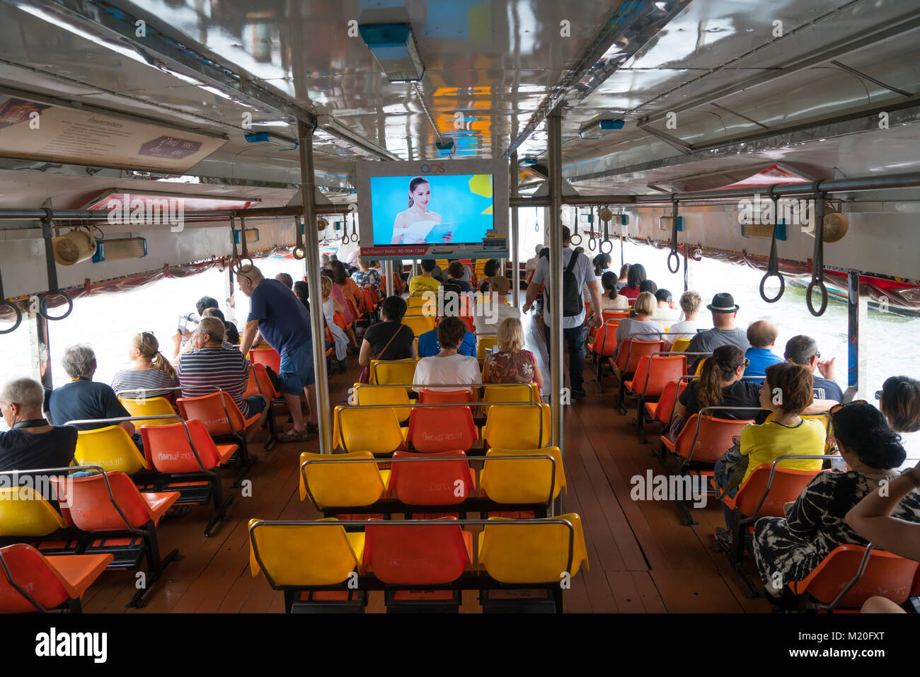 Boot für den Transport von Menschen an der Mae Nam Chao Phraya Fluss in Bangkok, Thailand Stockfoto