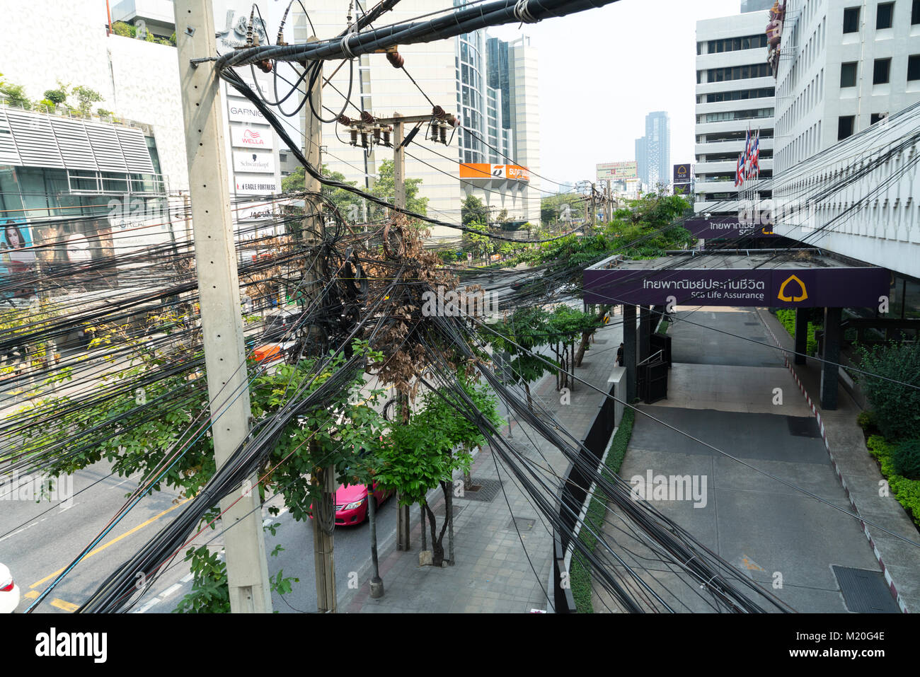 Eine Verflechtung der Leistungskabel in Bangkok, Thailand Stockfoto