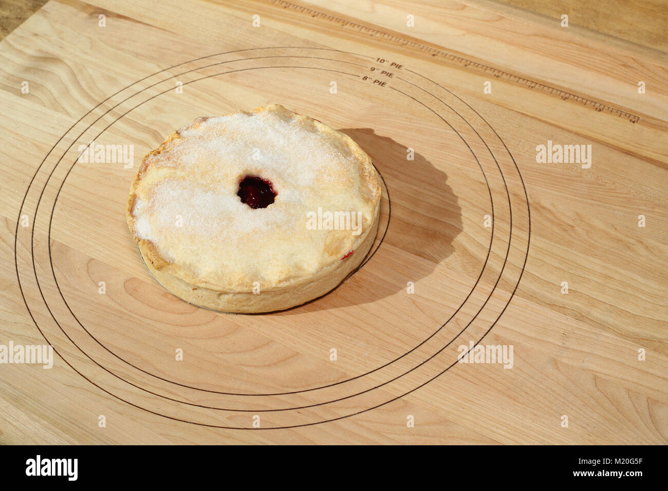 Kirsch-Tarte mit Nudelbrett mit Zucker bestreut Stockfoto