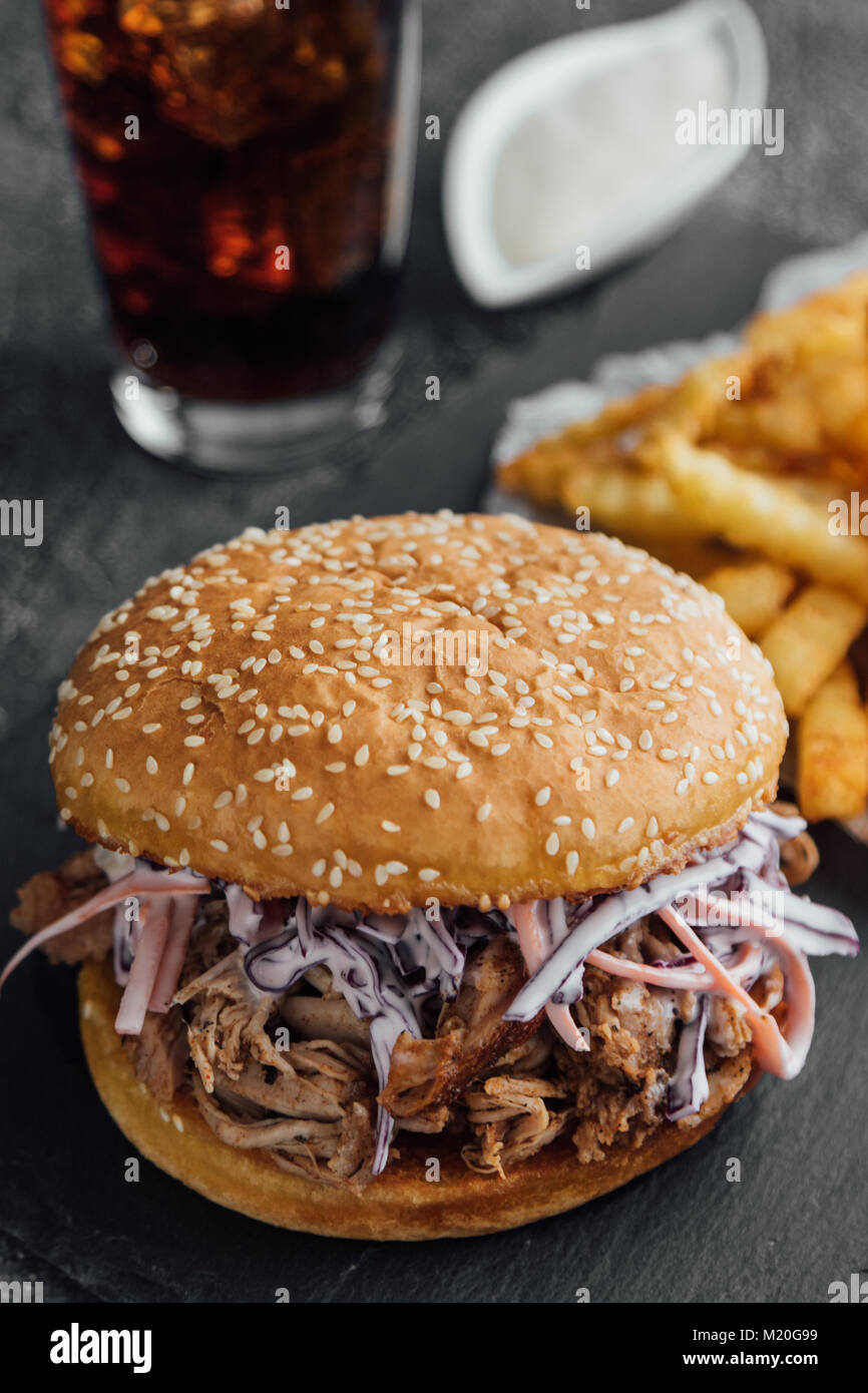 Big leckere zog Schweinefleisch Burger mit Pommes frites Stockfoto