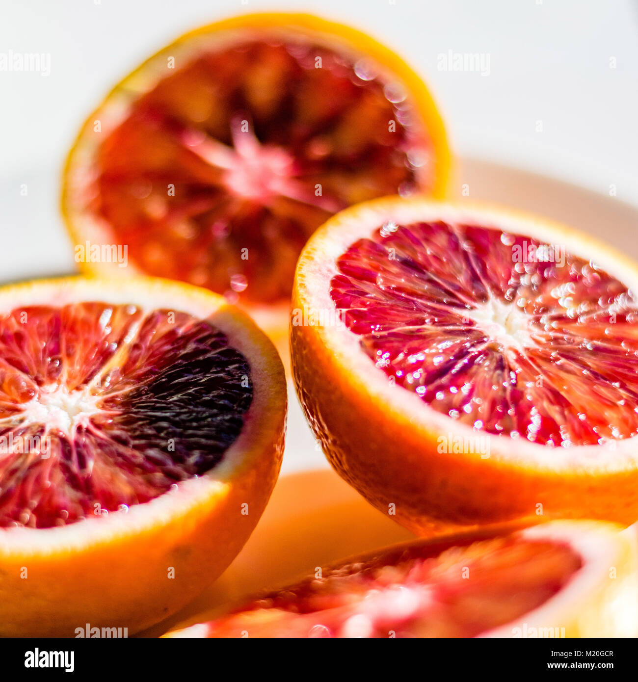 Rotes Blut orange Hälften, Makro essen Foto, selektive konzentrieren. Frischen Zitrusfrüchten details, Nahaufnahme, hohen Winkel betrachten. Stockfoto