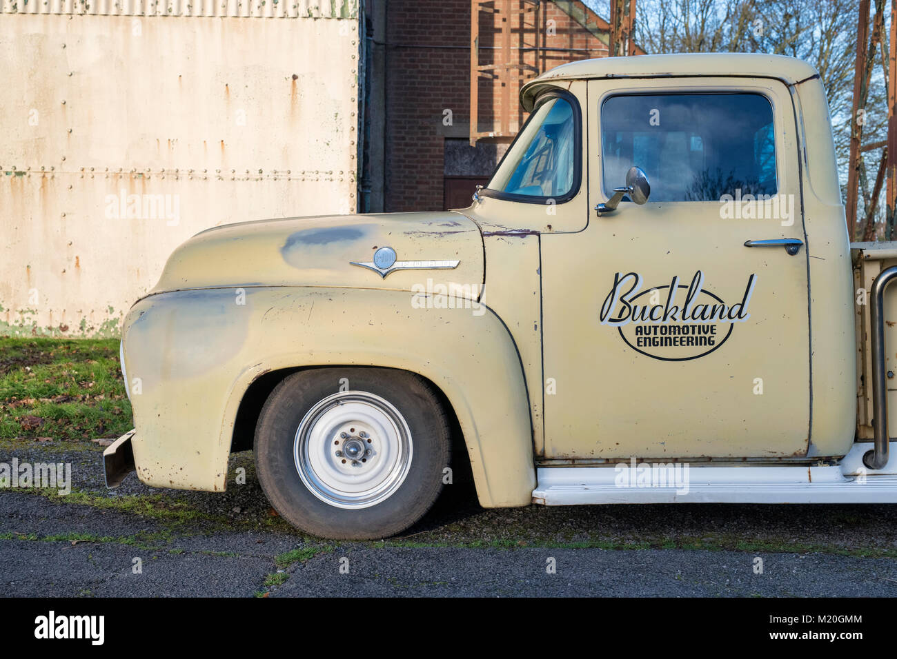 1956 Ford F100 Pickup truck in Bicester Heritage Center. Oxfordshire, England Stockfoto