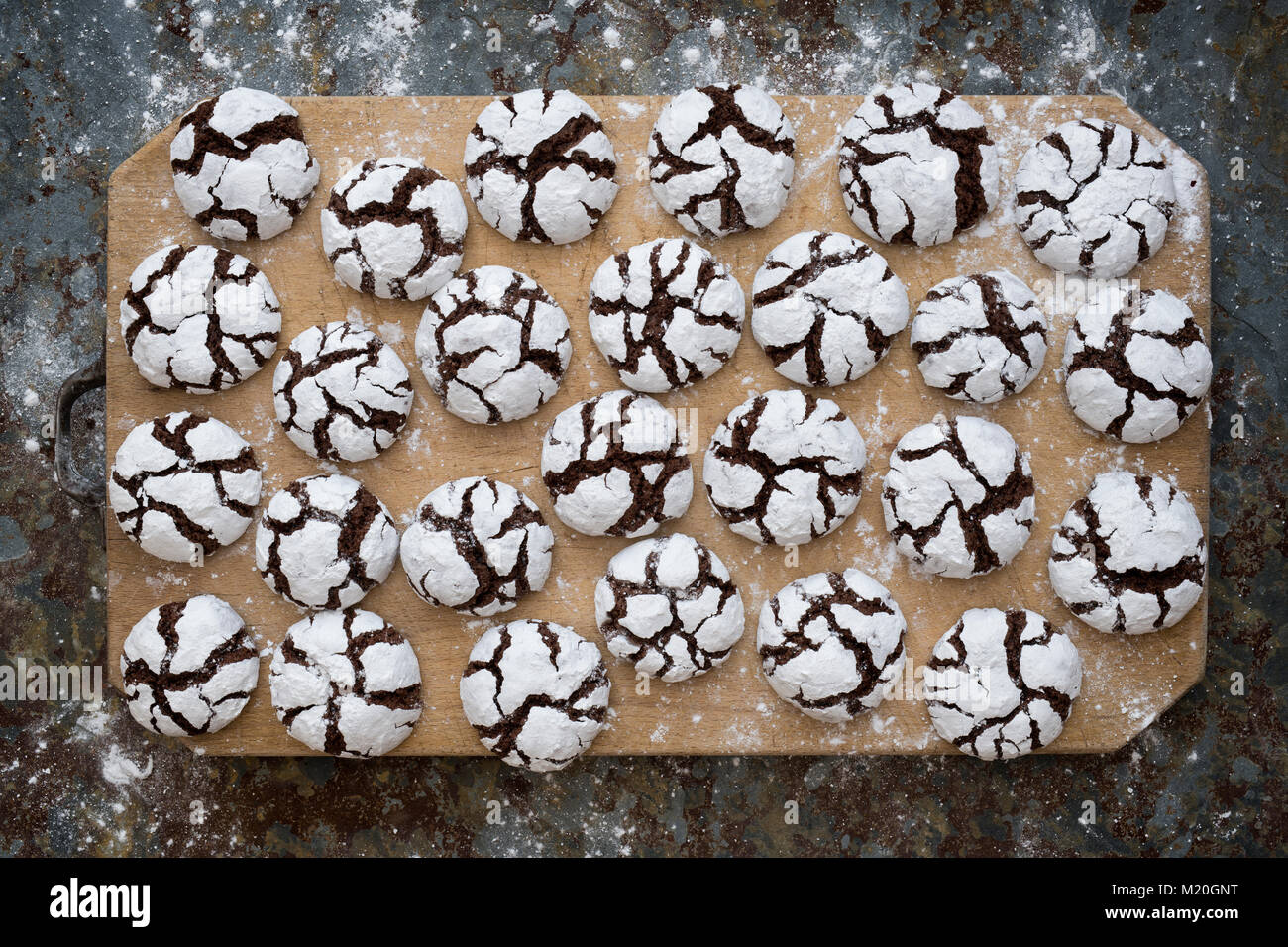 Hausgemachte Schokolade Crinkle Cookies auf einer Holzplatte auf schiefer Hintergrund Stockfoto