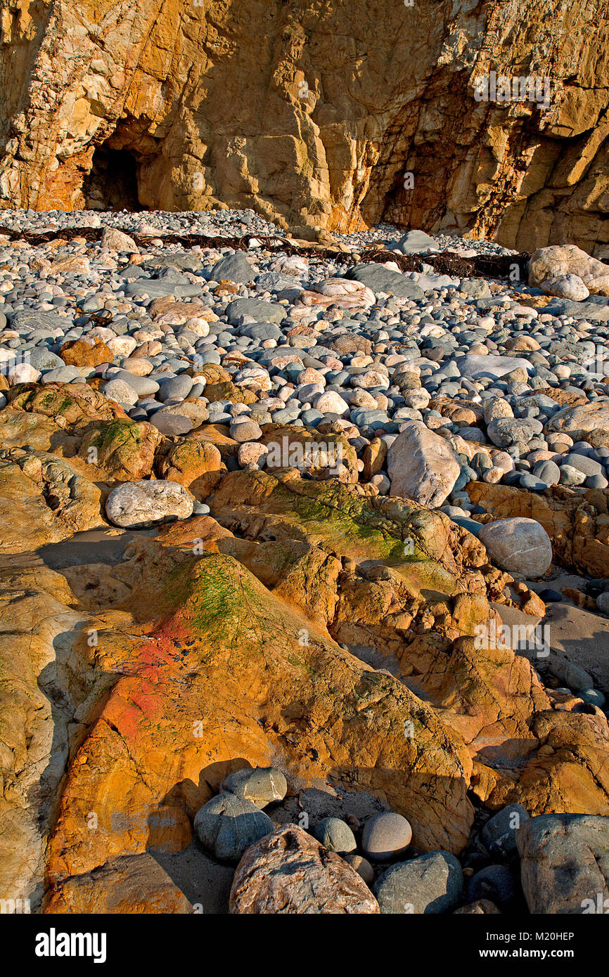Bunte Steine, Steine und Felsen an einem sonnigen Tag, Kirche Bay, Anglesey, Nordwales Stockfoto