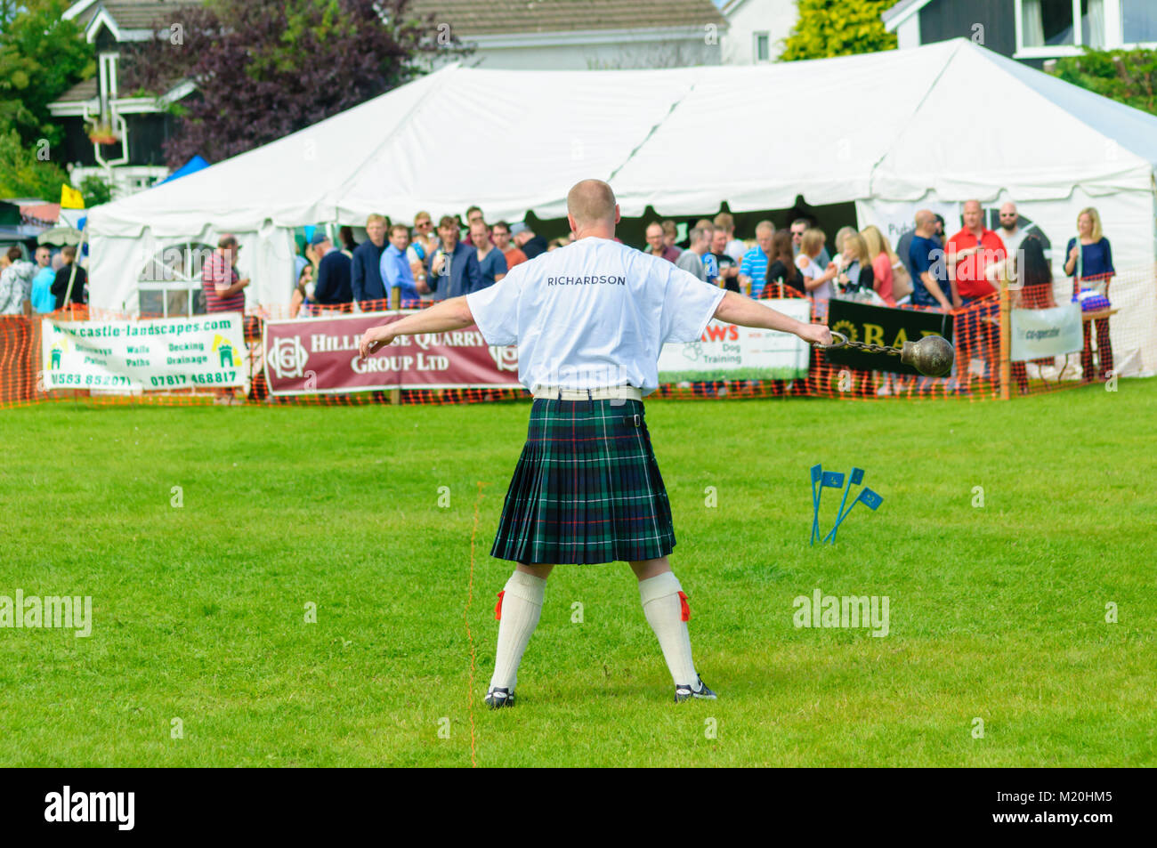 Männliche bereitet im Gewicht zu konkurrieren werfen Wettbewerb auf Dundonald Highland Games, Ayrshire, die feiert traditionelle schottische Kultur Stockfoto