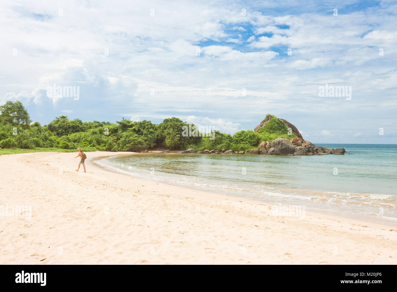 Balapitiya, Sri Lanka, Asien - eine Frau, die in einer Bucht am Strand von Balapitiya Stockfoto