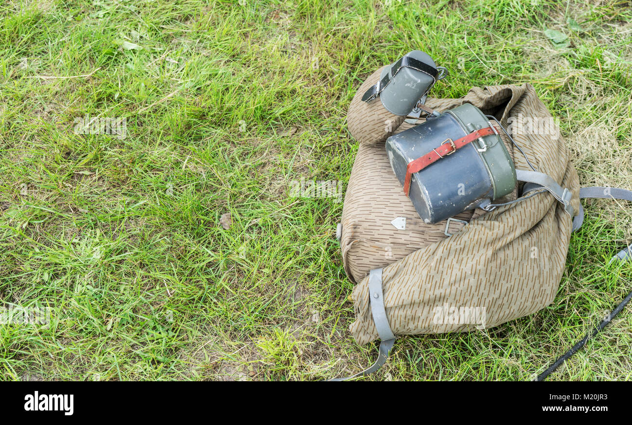 Alte Armee Rucksack mit der Trinkflasche und Metall Lebensmittel behälter Stockfoto