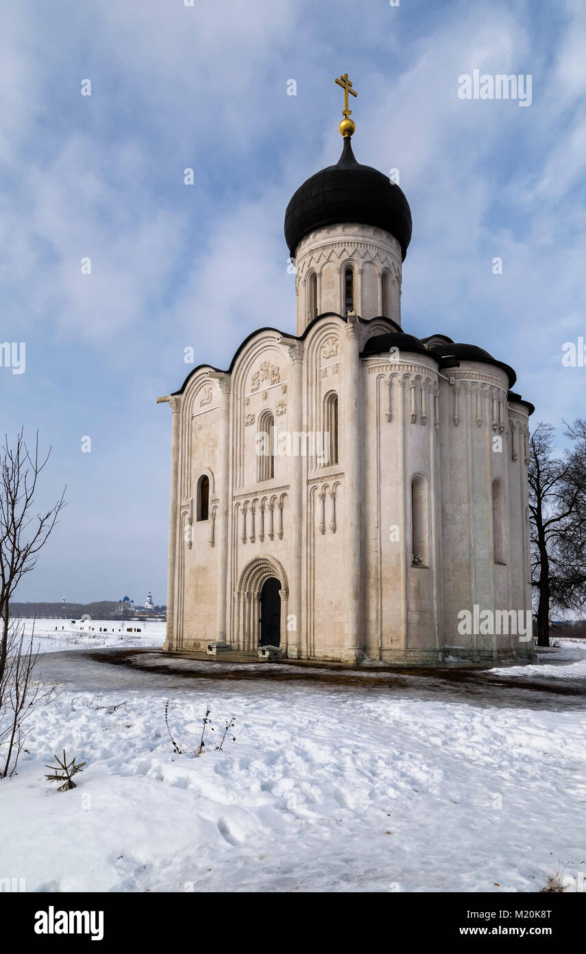 Kirche der Fürsprache des Flusses Nerl (Build 1158) im Winter Stockfoto