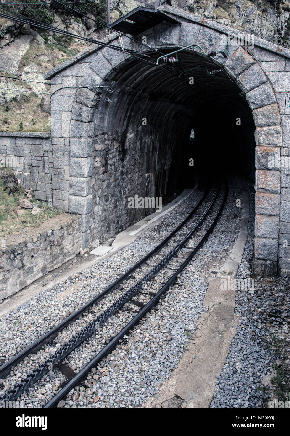 Alte tunnel Zug der Zahnradbahn Vall de Nuria. Es ist ein Berg in den Pyrenäen Ausfahrt im Vall de Nuria Stockfoto