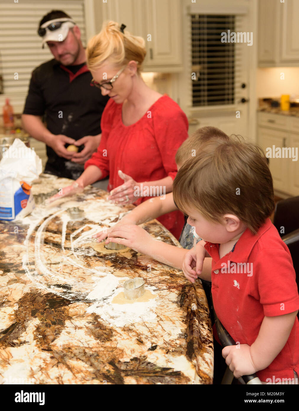 Weihnachten Spaß beim Backen mit Kindern Stockfoto