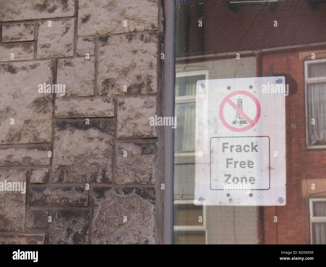 'Frack Free Zone': ein anti-fracking Plakat in einem Fenster eines Hauses auf einer Straße mit Reihenhäusern in Clowne, North East Derbyshire. INEOS Plan im Bereich zu bohren Stockfoto