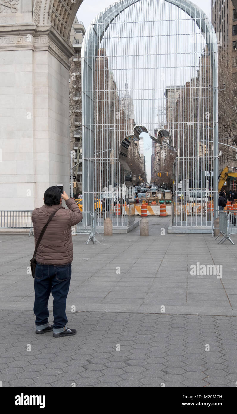 Ein Tourist nimmt eine Zelle phonew Foto des Ai Weiwei Installation im Washington Square Park in Greenwich Village, New York City Stockfoto