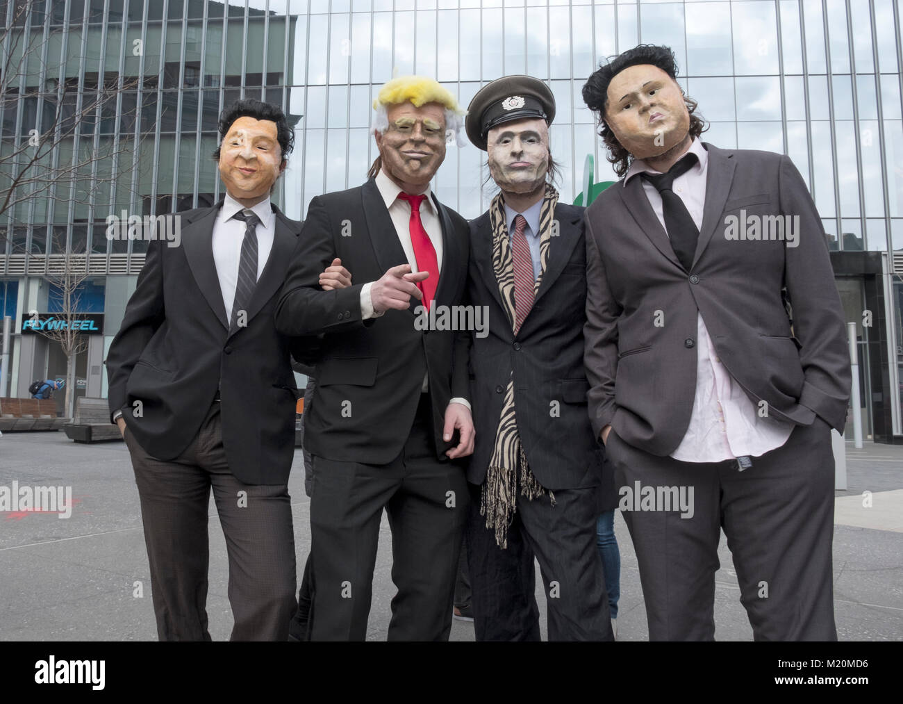 Mitglieder der Band Ultra in Masken für ein Musikvideo. Sie sind, wie Donald Trump, Xi Jinpeng, Wladimir Putin & Kim Jong Un gekleidet. Stockfoto