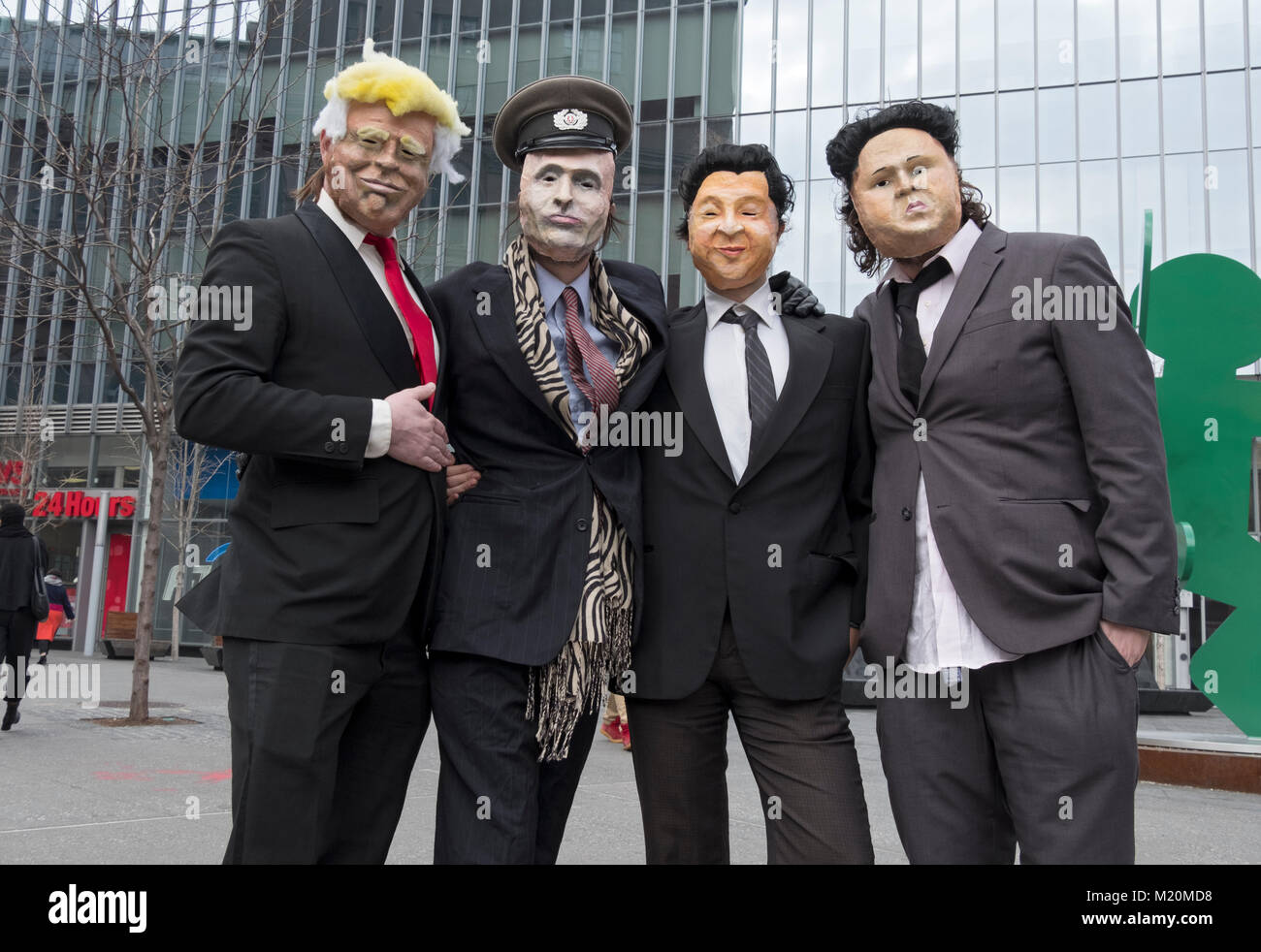 Mitglieder der Band Ultra in Masken für ein Musikvideo. Sie sind, wie Donald Trump, Xi Jinpeng, Wladimir Putin & Kim Jong Un gekleidet. Stockfoto