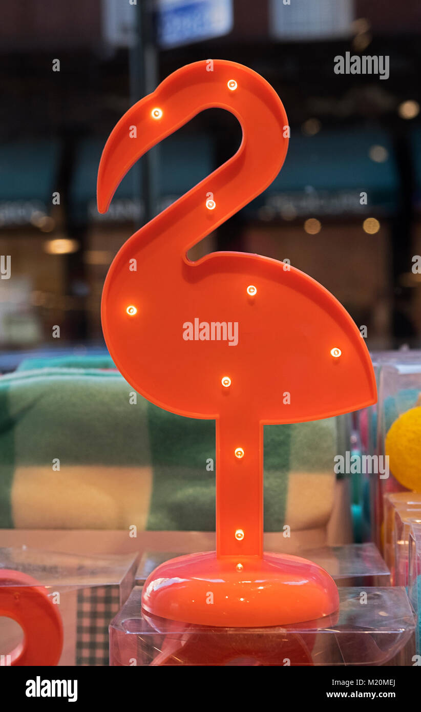 Ein Flamingo geformte Lampe für Verkauf an Flying Tiger Kopenhagen, ein dänischer Chain Store mit preiswerten Haushaltsartikeln Manhattan, New York City. Stockfoto