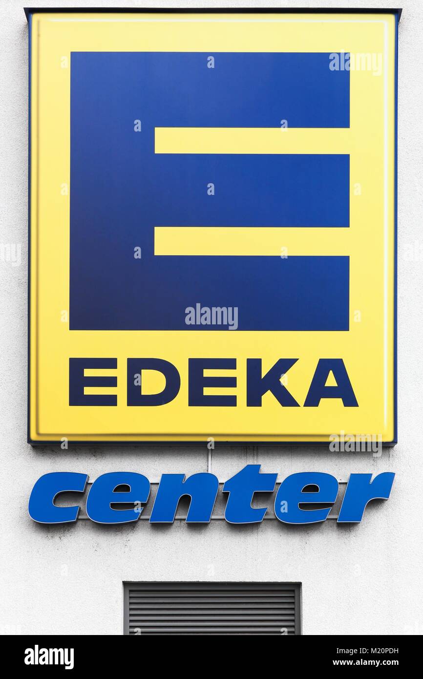 Frechen, Deutschland - 22. Juli 2017: Edeka Logo auf eine Wand. Die EDEKA-Gruppe ist der größte deutsche Supermarkt Corporation Stockfoto