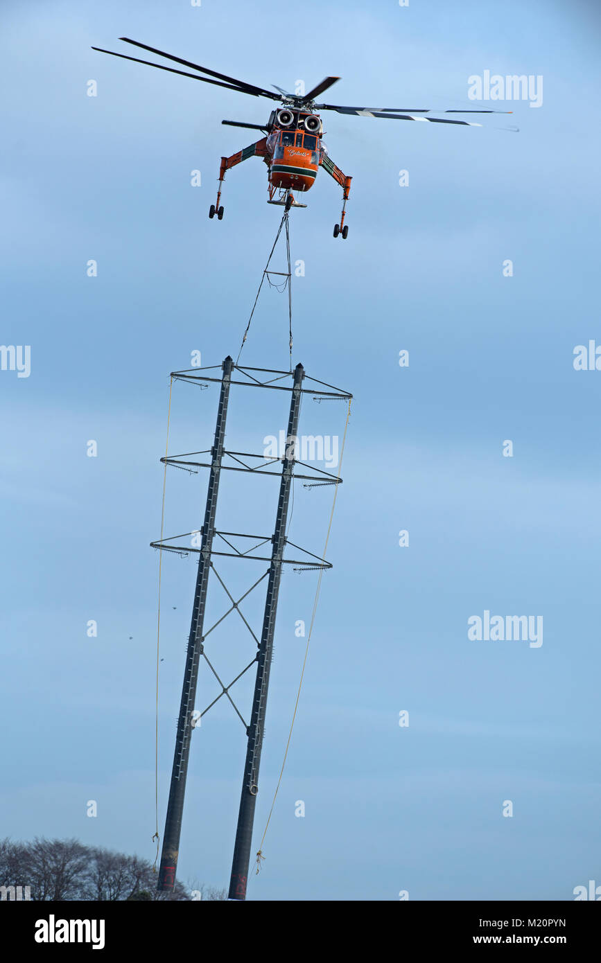 Eine sikorsky Erickson Luft Kran geliefert - in Schottland einen Pylon line Projekt für SSE (Scottish & Southern Energy in der Nähe von Keith in Morayshire abzuschließen. Stockfoto