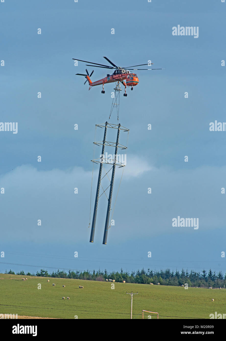 Eine sikorsky Erickson Luft Kran geliefert - in Schottland einen Pylon line Projekt für SSE (Scottish & Southern Energy in der Nähe von Keith in Morayshire abzuschließen. Stockfoto