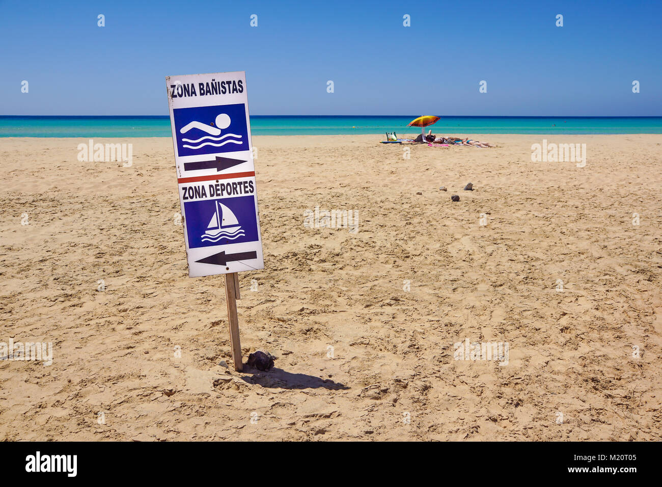 Zeichen der Badestelle am Strand für die Sicherheit der Badegäste im Vergleich zu den Booten. 'Bereich Sport' und 'Bereich Badegäste in Spanischer Sprache schreiben Stockfoto