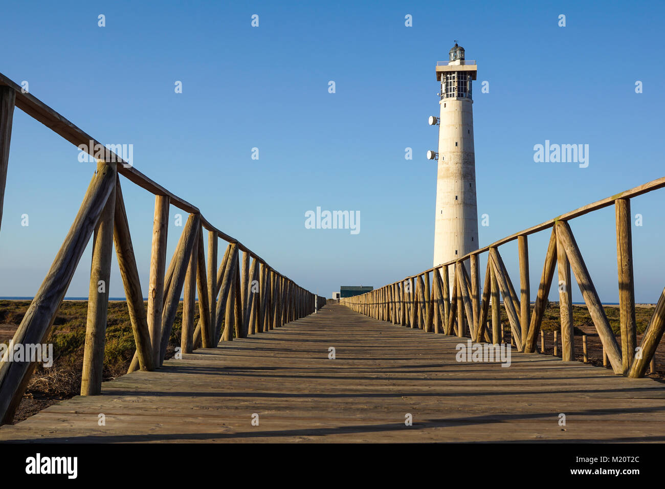 Holzsteg Gehweg zum Strand in der Nähe von Morro Jable Leuchtturm im warmen Abendlicht, Insel Fuerteventura, Spanien Stockfoto