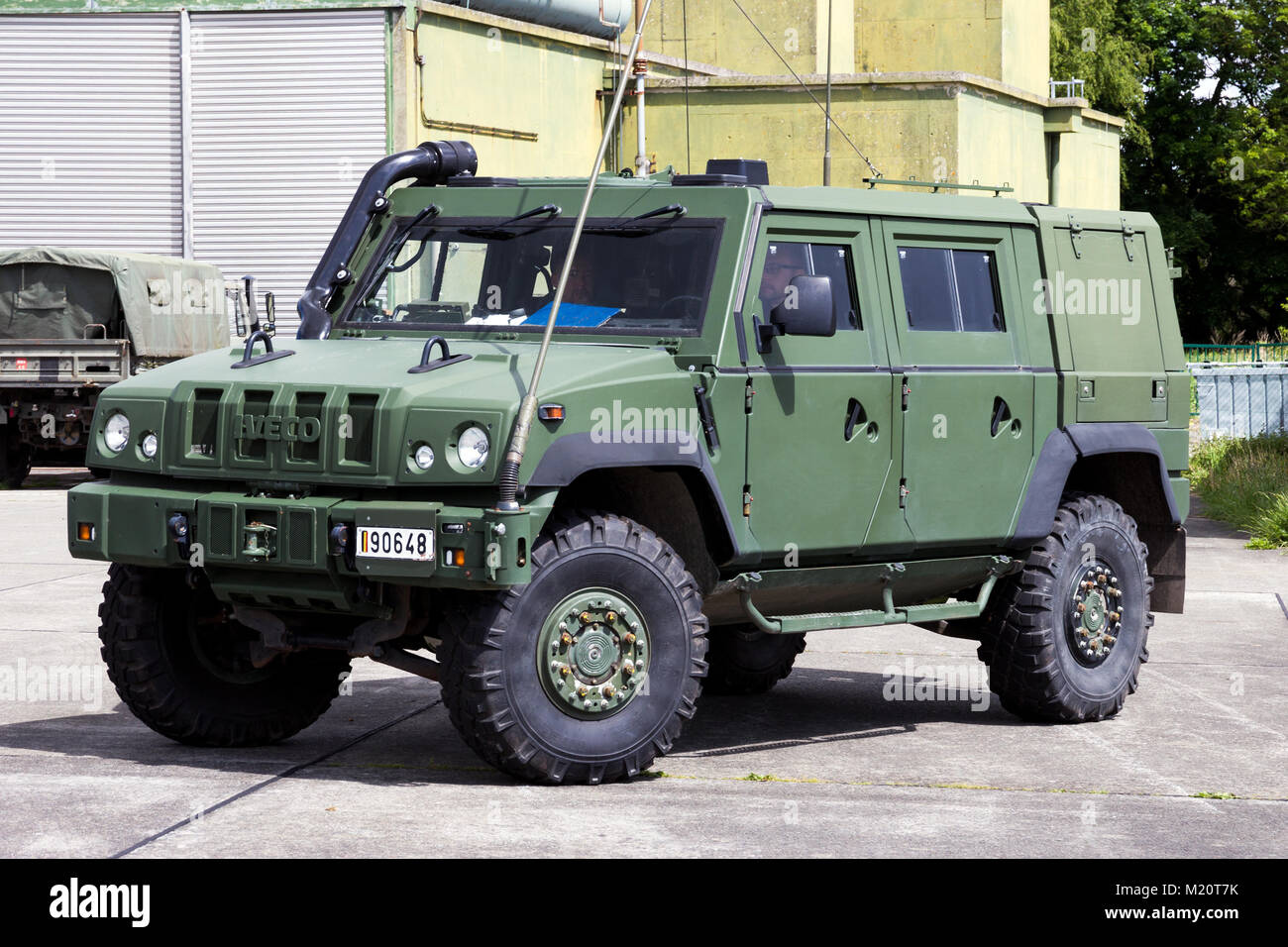 BEAUVECHAIN, Belgien - 20. MAI 2015: Belgische Armee Iveco LMV (Light Multirole Vehicle) auf der Hut. Stockfoto