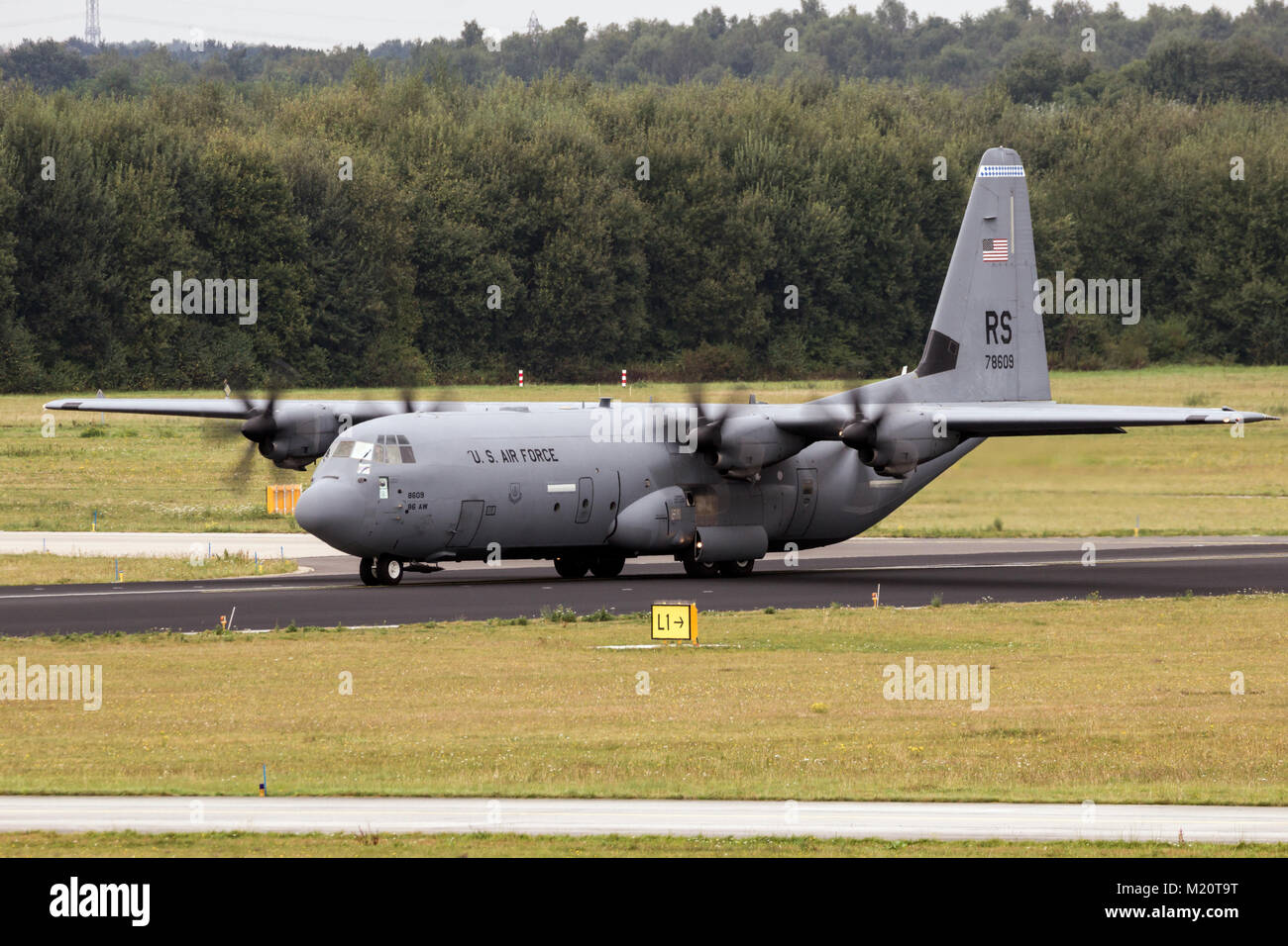 EINDHOVEN, Niederlande - 17.September 2016: United States Air Force Lockheed C-130 Hercules Transportflugzeug auf der Airbase Ramstein zu nehmen auf der Grundlage Stockfoto