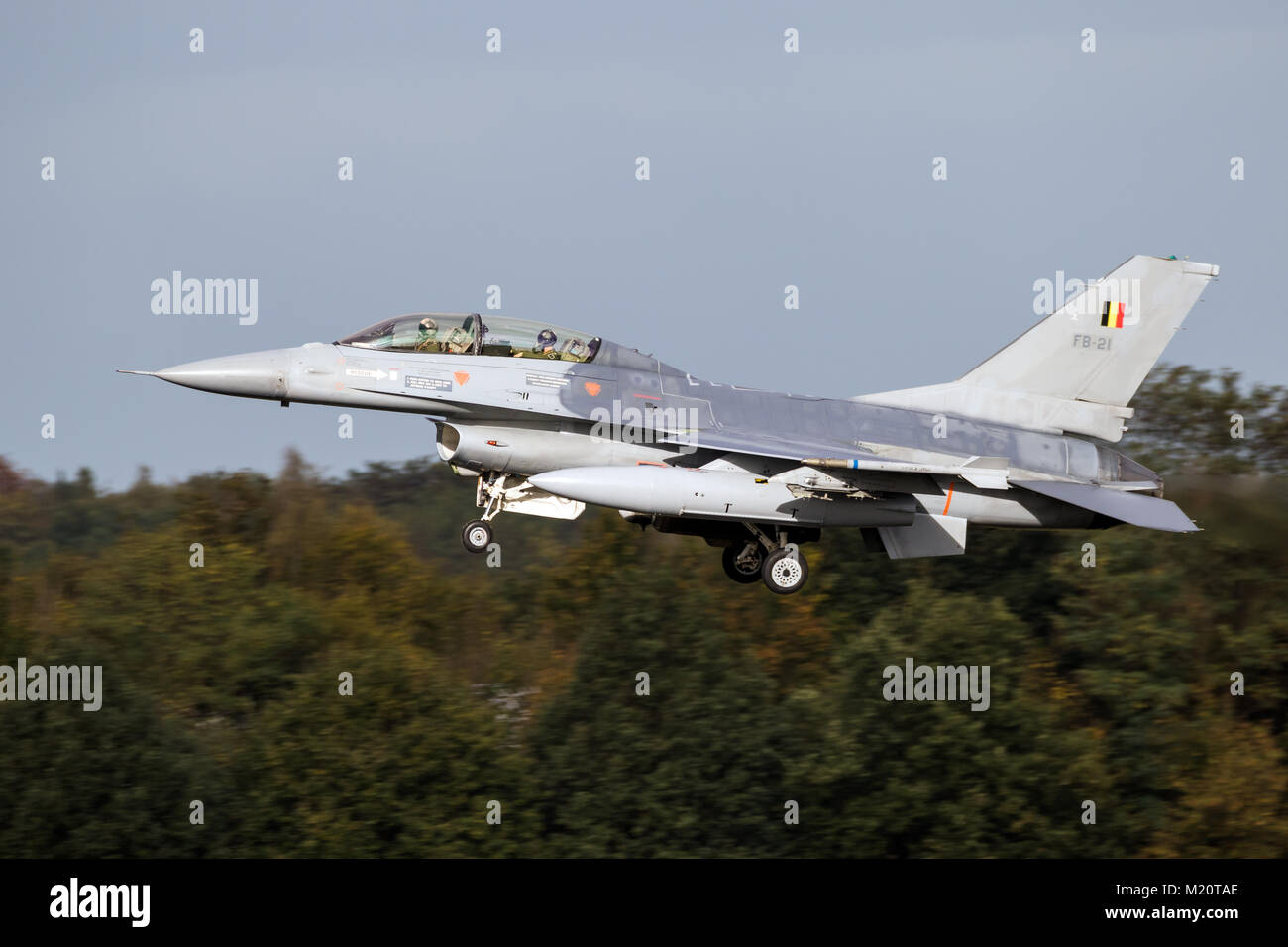 EINDHOVEN, Niederlande - 27.Oktober 2017: der belgischen Luftwaffe F-16 Fighter jet Vorbeiflug. Stockfoto