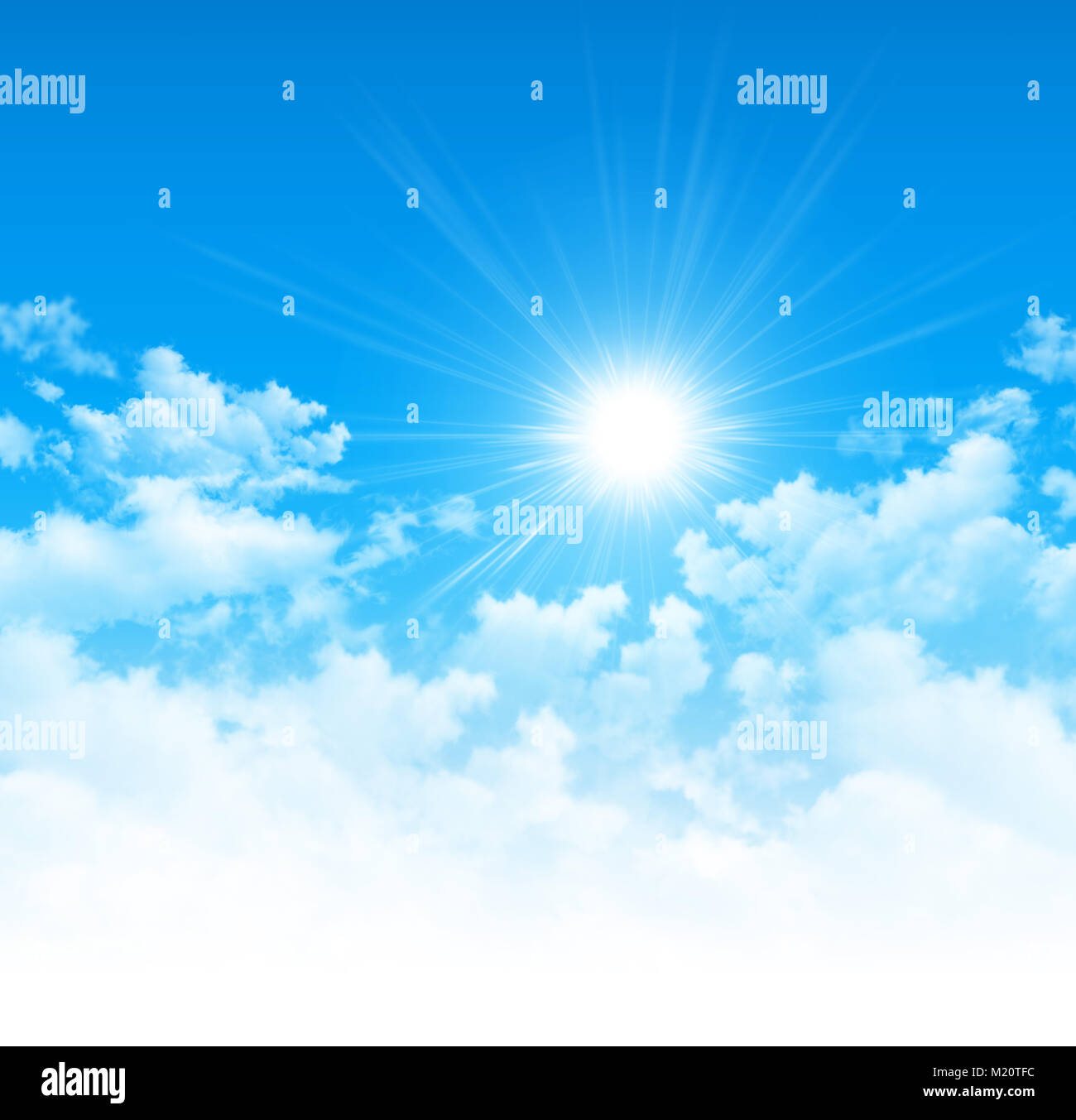 Strahlende Sonne hinter Wolken im blauen Himmel Stockfoto