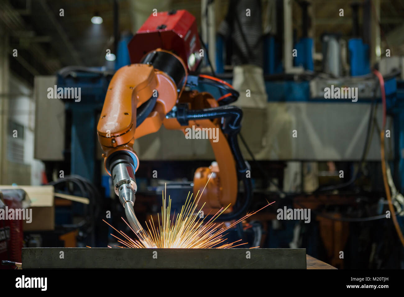 Roboter schweißt Automobil Montageteil in Automobilfabrik Stockfoto
