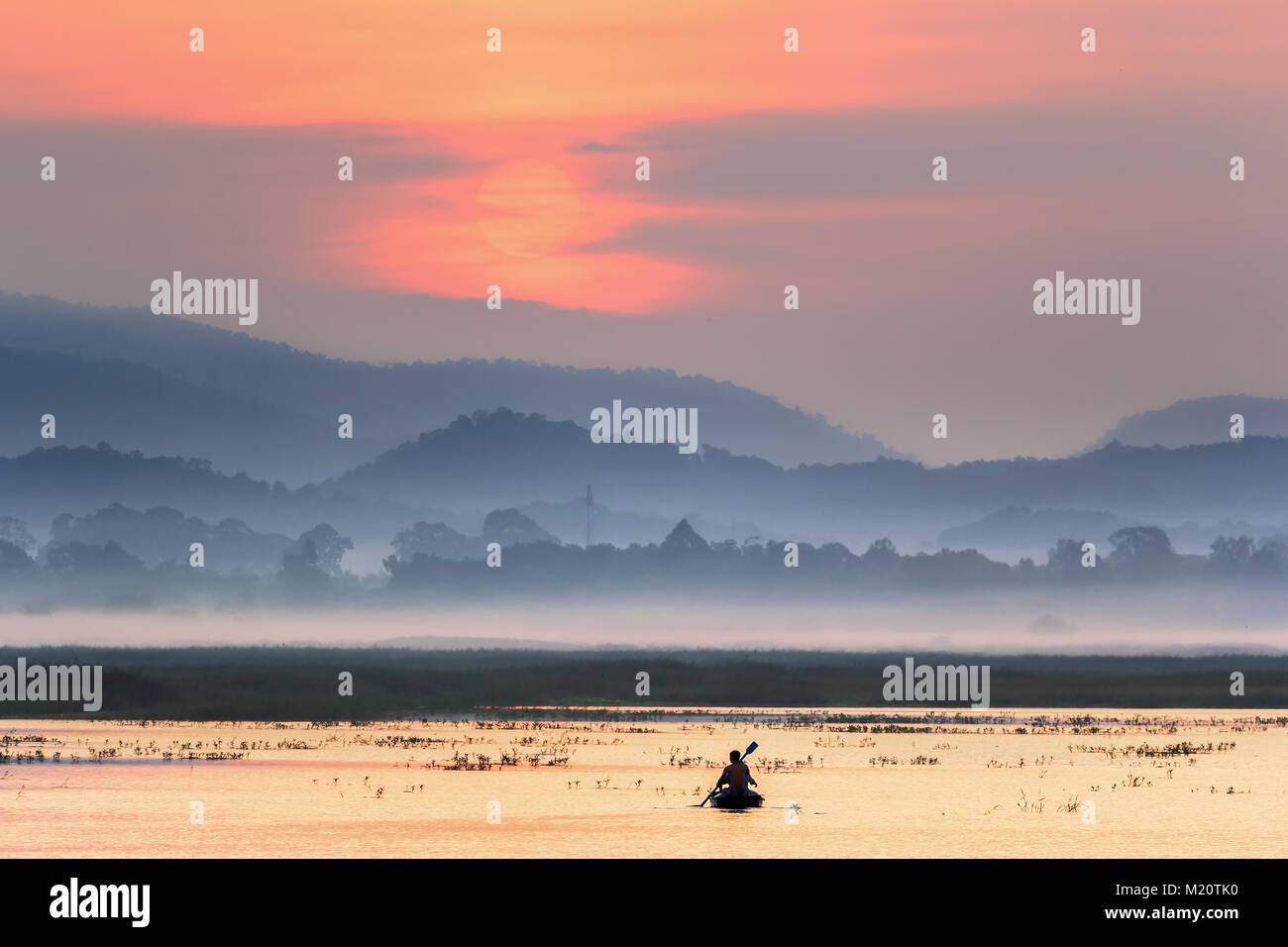 Angeln Boot in See mit Sonnenuntergang Stockfoto