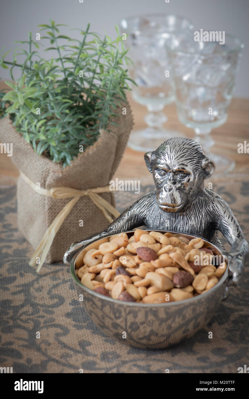 Nüsse in ein Tier server Stockfoto