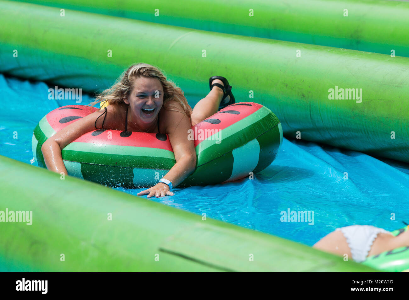Atlanta, GA, USA - 15. Juli 2017: Eine junge Frau lacht, während sie bewegt sich ein riesiger slip-und-Folie auf die Folie, um die City Event am 15. Juli in Atlanta. Stockfoto