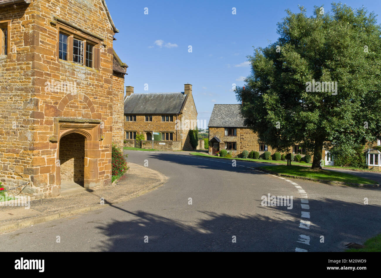 Mellow Häuser aus Stein um das Grün in dem hübschen Dorf Eydon, Northamptonshire, Großbritannien gesammelt Stockfoto