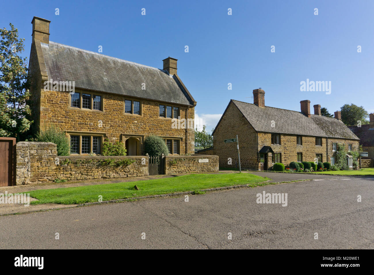 Mellow Häuser aus Stein um das Grün in dem hübschen Dorf Eydon, Northamptonshire, Großbritannien gesammelt Stockfoto