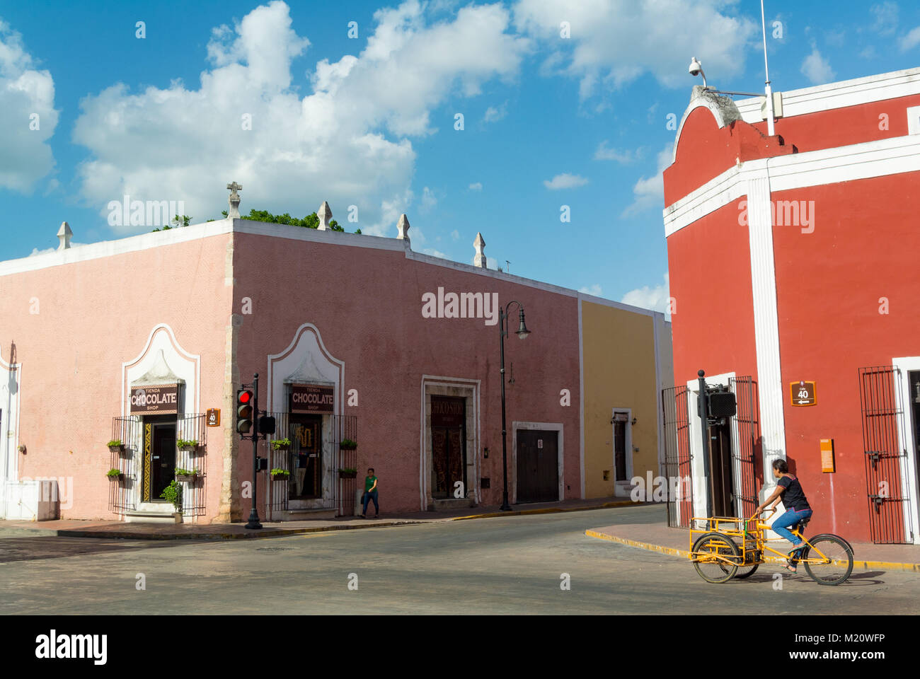 Valladolid, Yucatan, 22. Mai 2017 Mexiko, Eine rote Kolonialarchitektur in der Straße Stockfoto