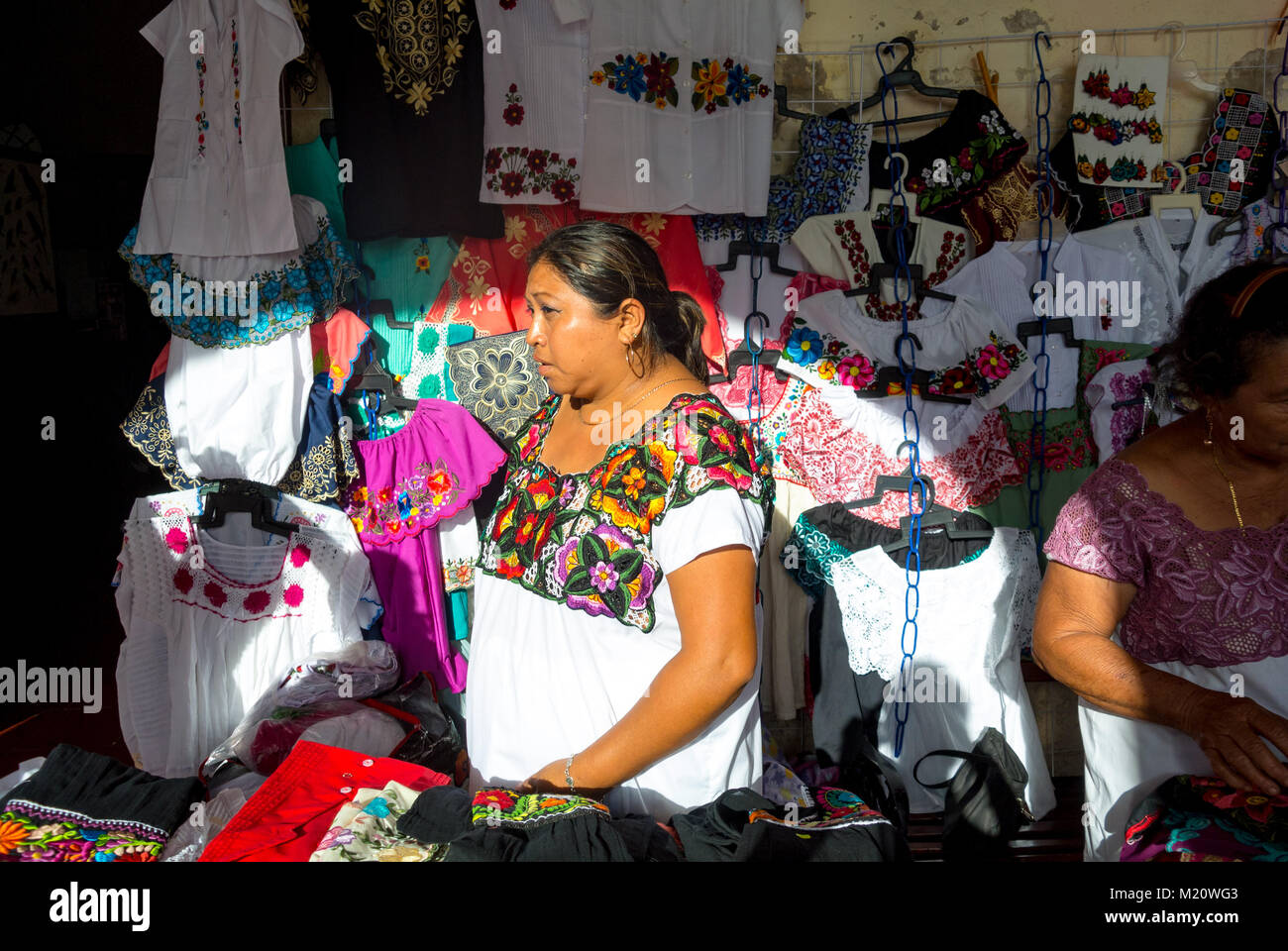 Valladolid, Yucatan, eine indigene Frau aus dem Hupilstamm, die Souvenirs an einem Stand verkauft. Stockfoto