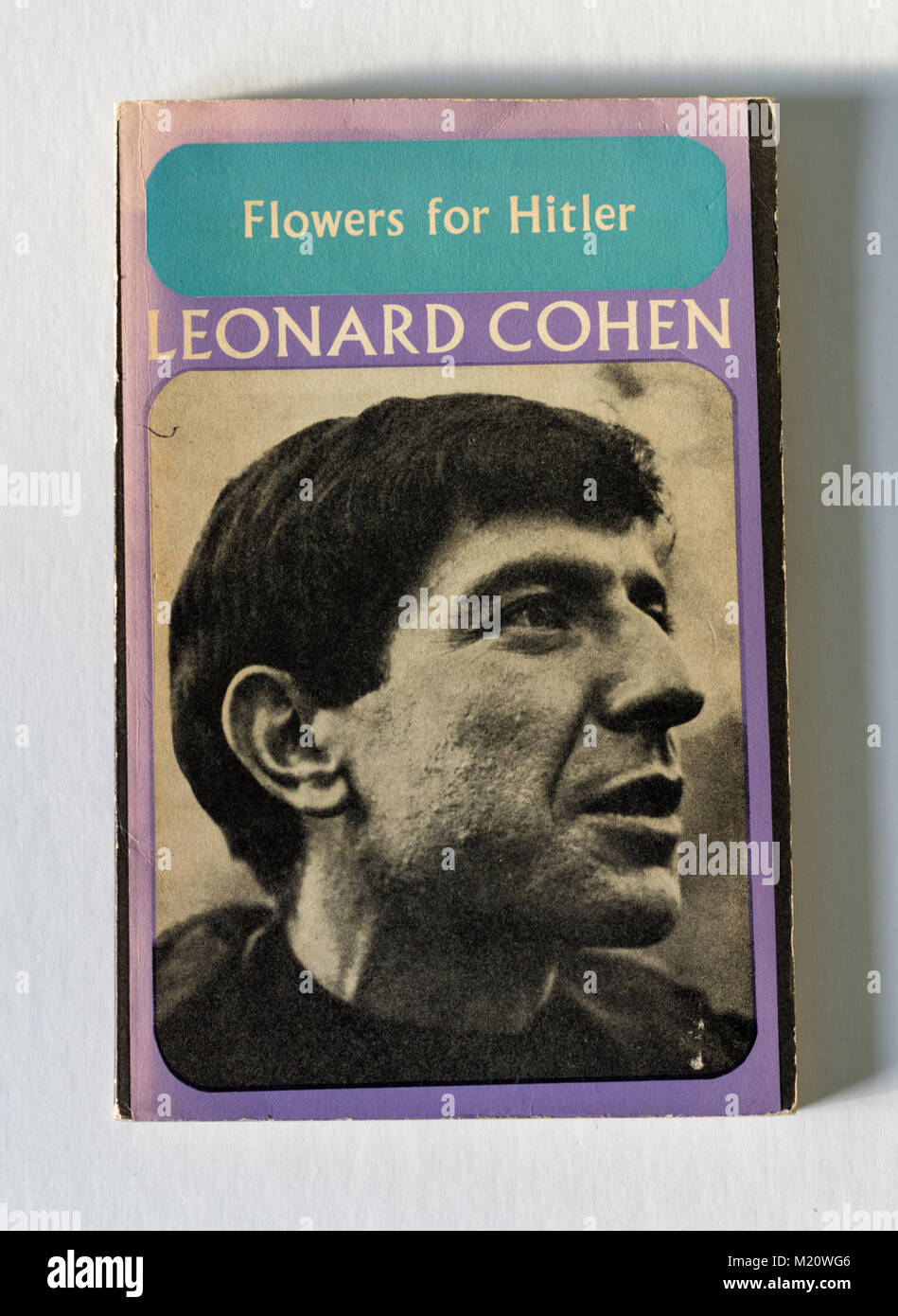 Ein Taschenbuch mit dem Titel "Blumen für Hitler' des Dichters und Singer/Songwriter Leonard Cohen; diese Edition in Kanada im Jahre 1968 veröffentlicht. Stockfoto