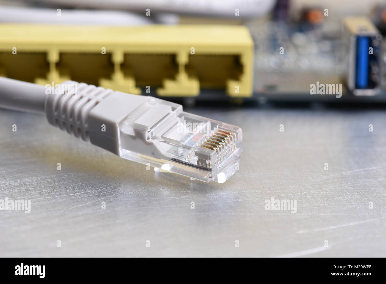 Internet Router Port mit Netzwerk Patchkabel closeup Stockfoto