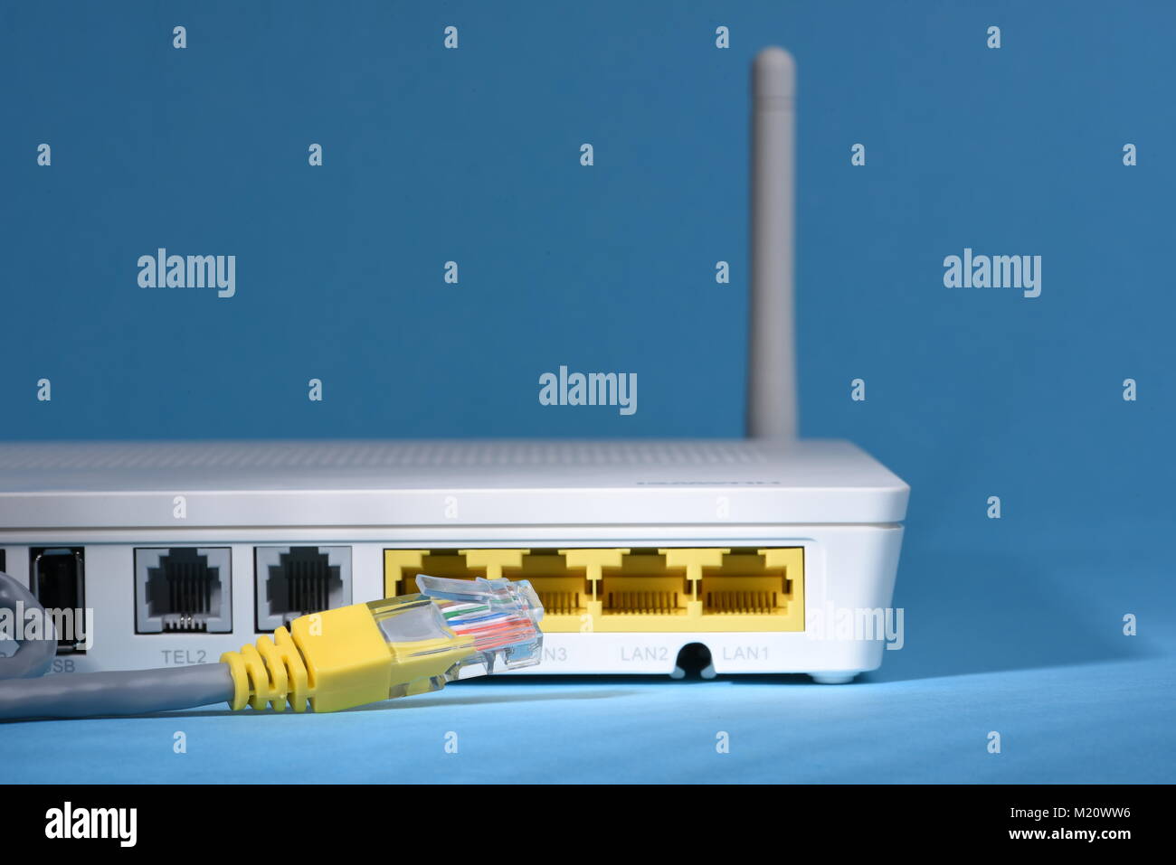 Wireless Router Netzwerk mit Kabel Stockfoto