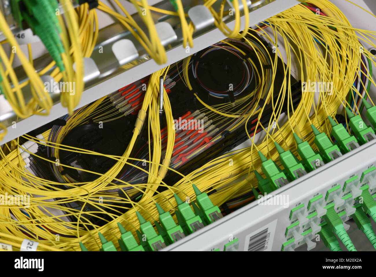 Patch-kabel Kabel und Spleißen der Fasern auf Spice Fach in Optical  Distribution Frame Stockfotografie - Alamy