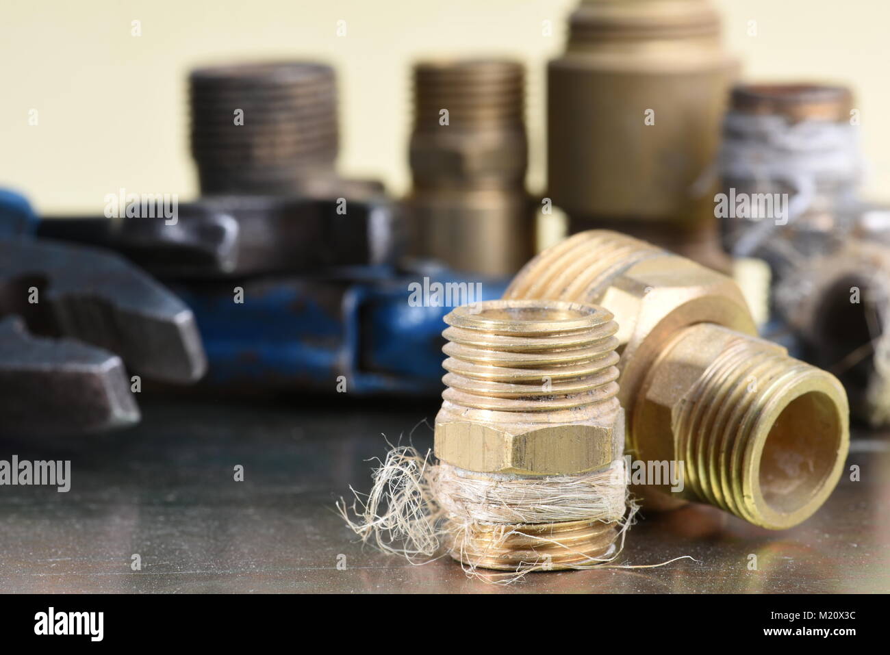 Altes Messing Armaturen für Wasser und Gas. Stockfoto