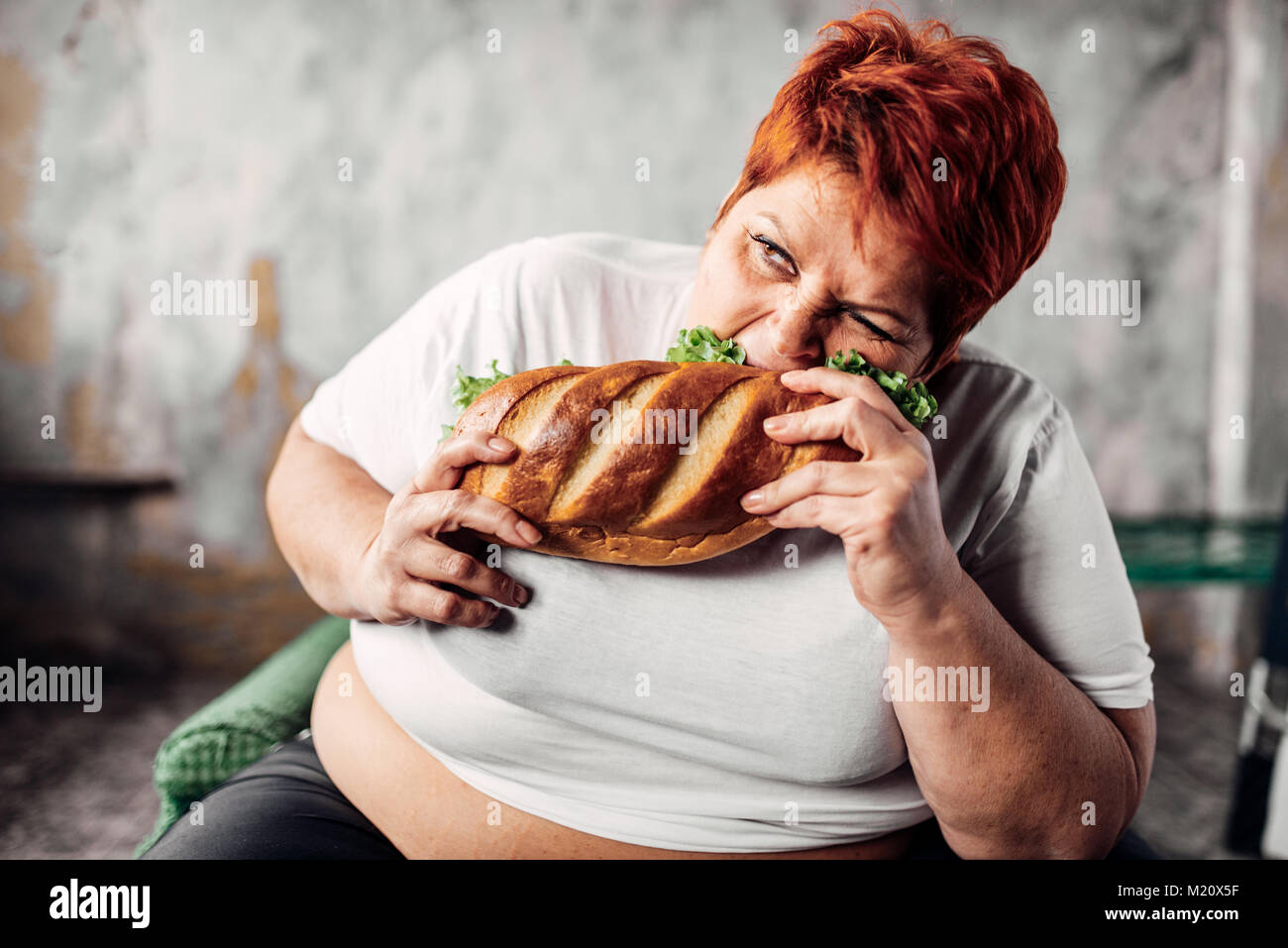 Fette Frau isst Sandwich, Übergewicht, bulimic. Ungesunde Lebensweise. Fettleibigkeit Stockfoto