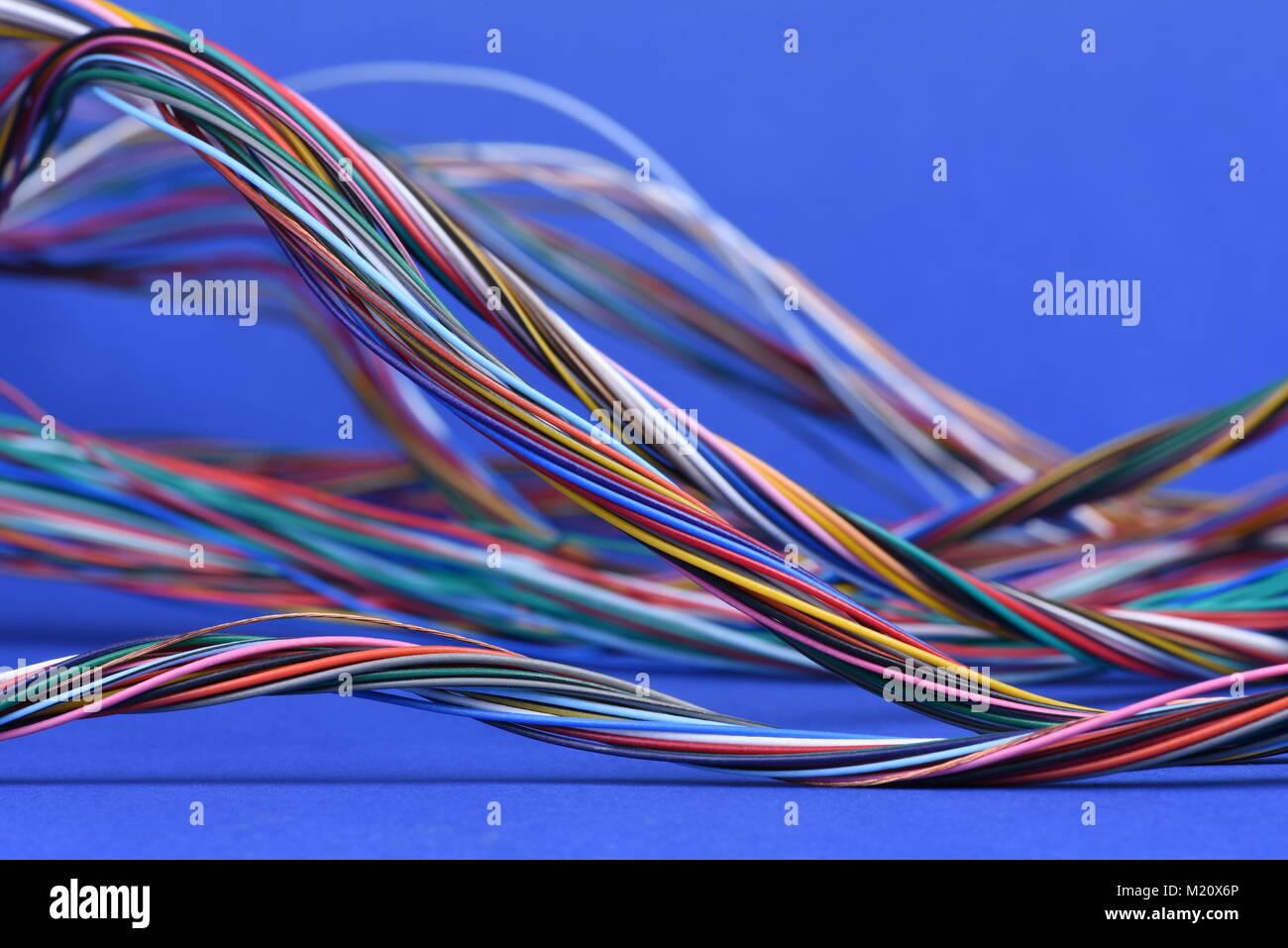 Bunte elektrische Kabel auf blauem Hintergrund Stockfoto