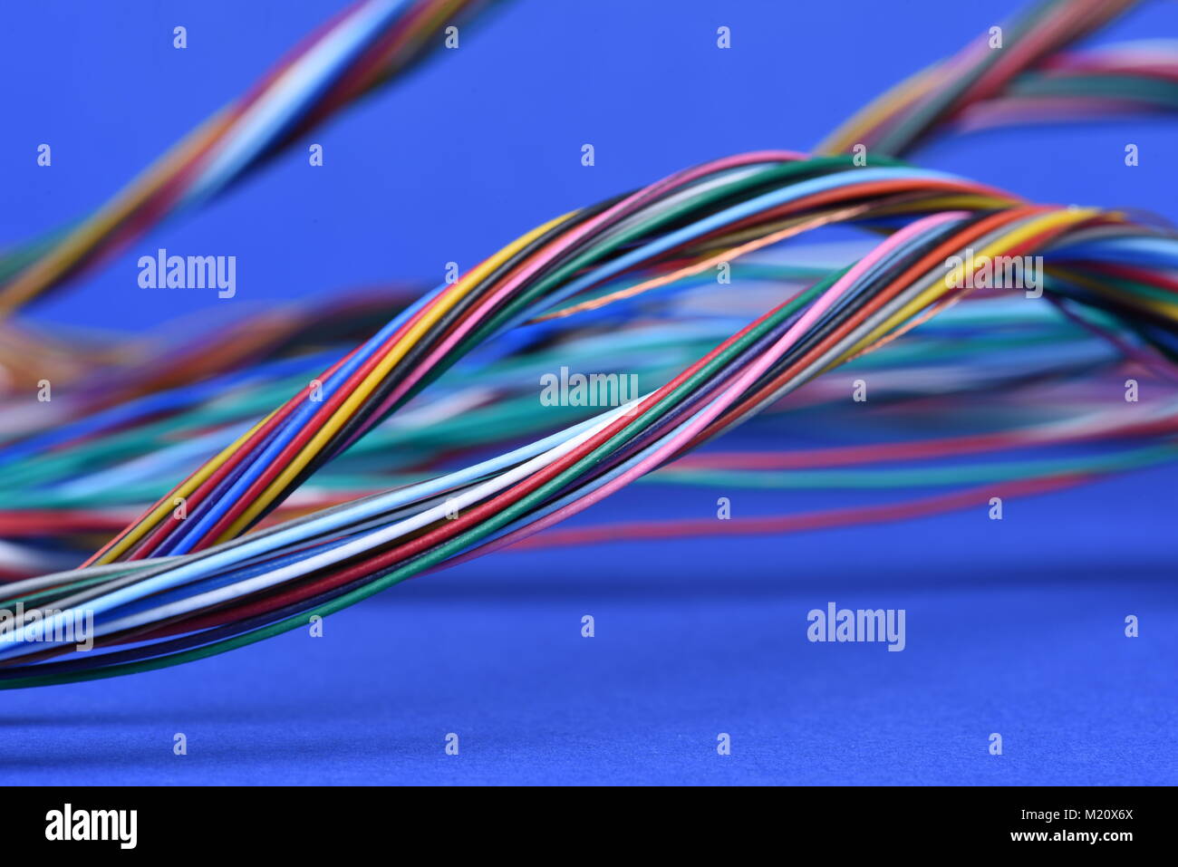 Bunte elektrische Kabel auf blauem Hintergrund Stockfoto