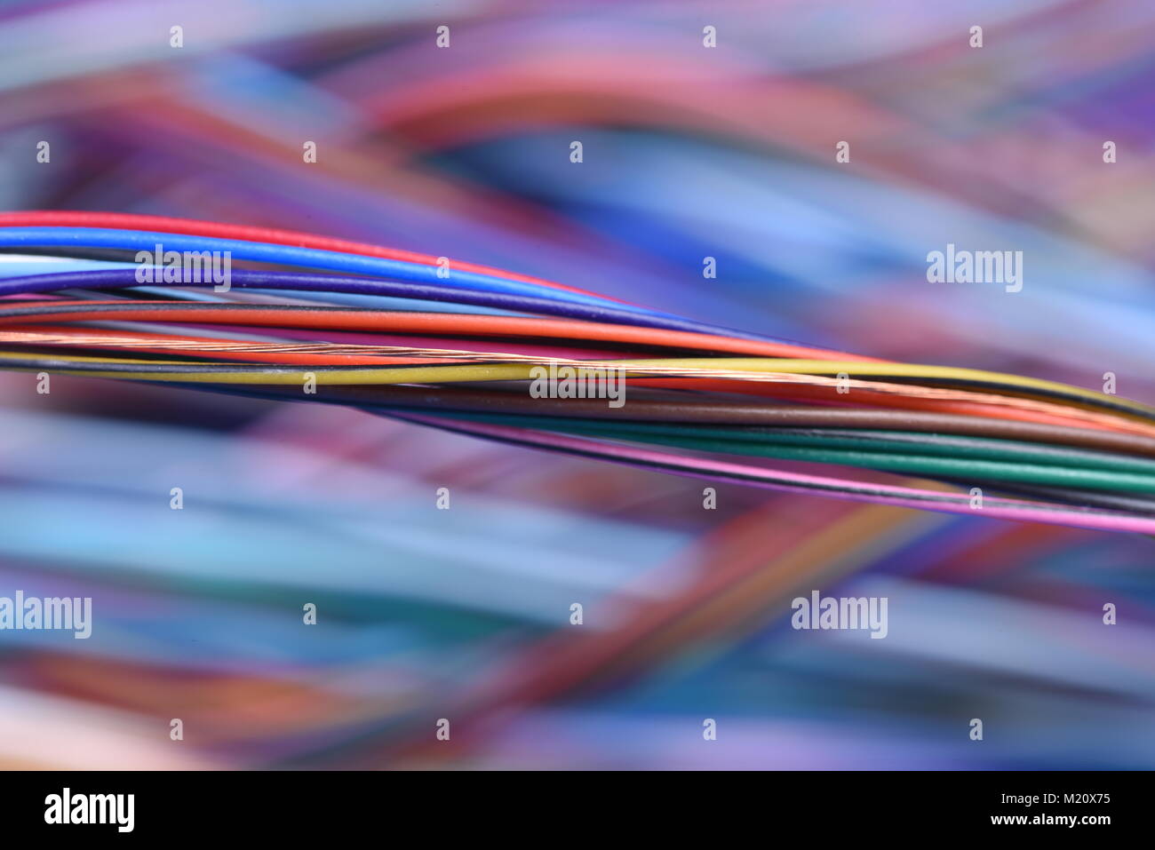 Bunte elektrische Kabel auf blauem Hintergrund Stockfoto