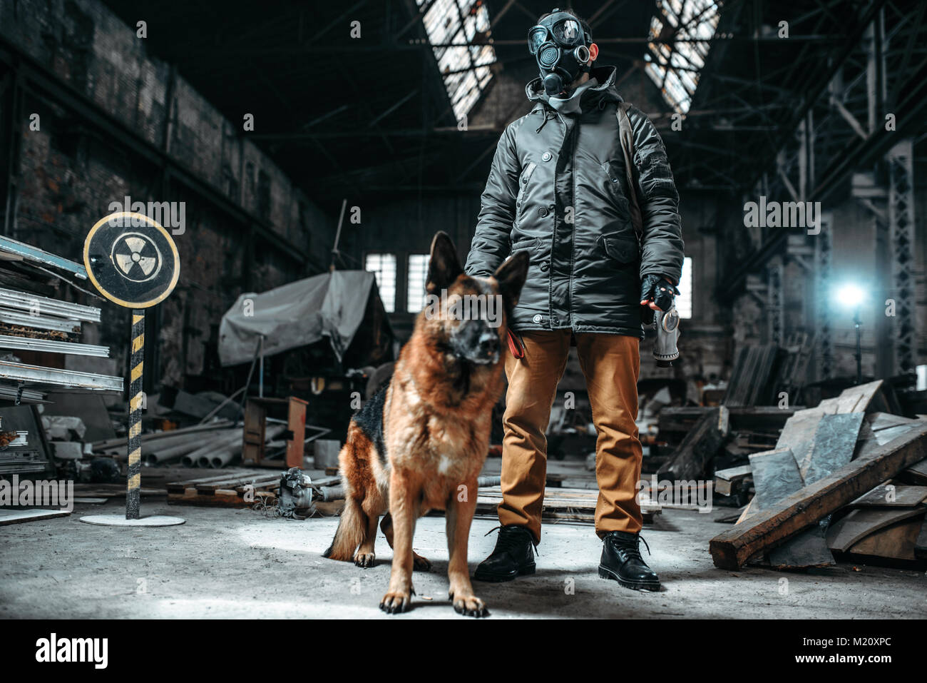 Stalker Soldat in Gasmaske und Hund in radioaktive Zone, Freunde in der post-apokalyptischen Welt. Post-Apokalypse Lifestyle auf Ruinen, Doomsday, der Tag des Gerichts Stockfoto