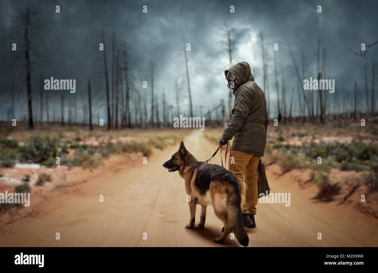 Stalker Soldat in Gasmaske und Hund in radioaktive Zone, Hinterbliebene nach einem Atomkrieg. Post-apokalyptischen Welt. Post-Apokalypse Lifestyle auf Ruinen, Doom Stockfoto