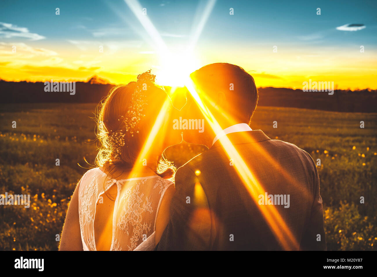 Goldene Hochzeit Sonnenuntergang Kiss Stockfoto