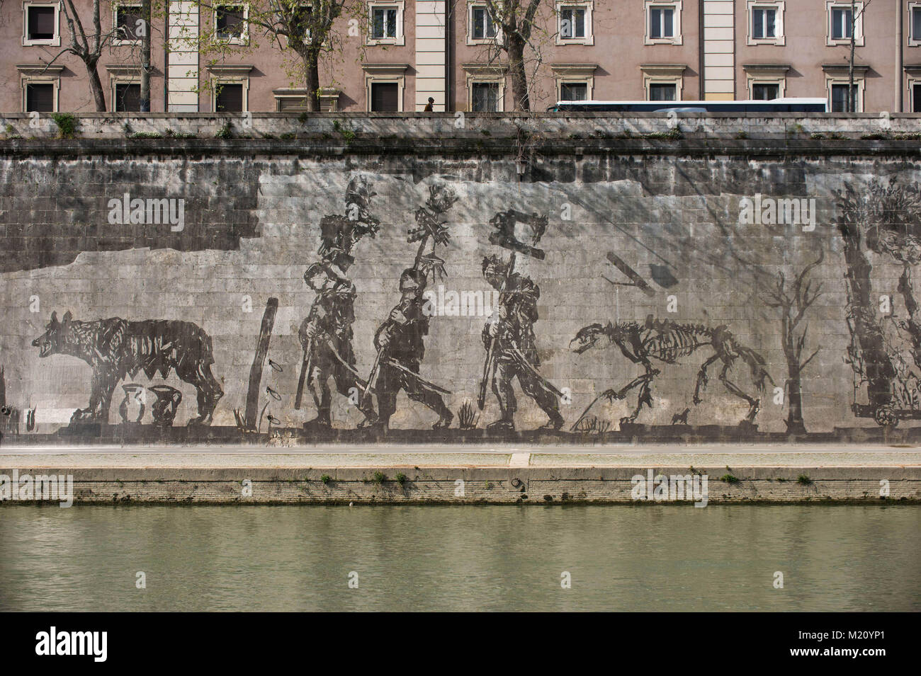 Rom, Italien. "Triumphe und beklagt "Die kolossalen Eingreifen der Südafrikanischen Künstler William Kentridge entlang der Wände des Tiber. Stockfoto