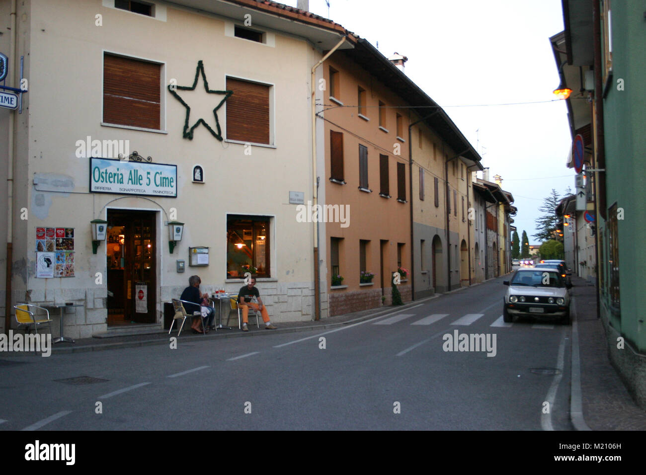 Straße und Gebäude im Nordosten Italiens Carpacco, Stockfoto